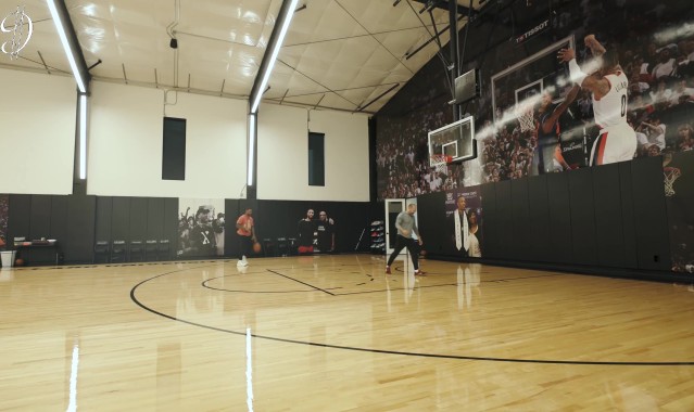 重回球场！利拉德更新社媒 晒自己投篮+跑步训练视频