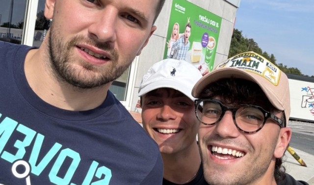 开云-一意大利球迷加油站偶遇东契奇：他瘦了33磅 差点没认出来