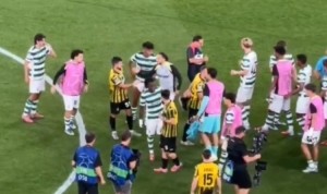 未来切尔西队友昆代和萨特帕耶夫欧冠赛后进行问候，后者赠送球衣